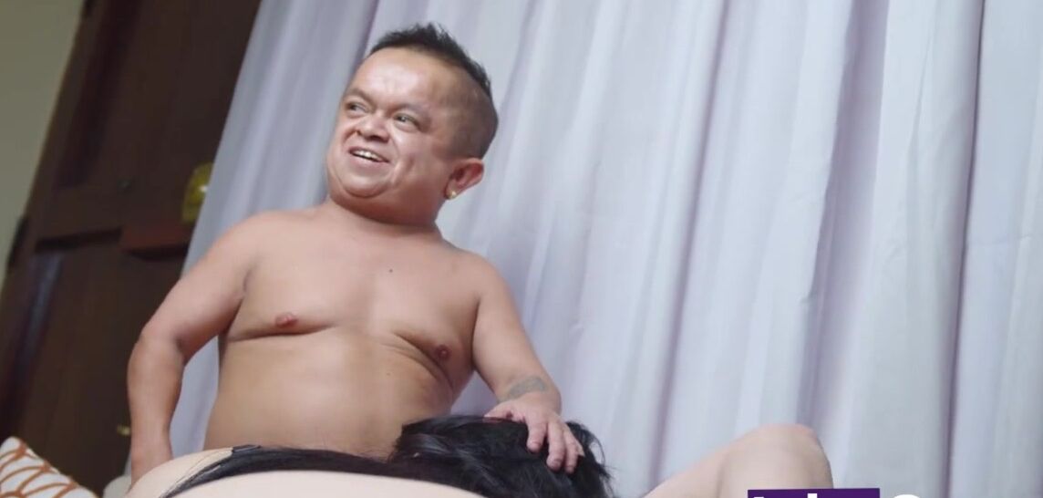 Milf de rico culo y buenas tetas cumple fantasia de follarse a Jorgito el guayaco