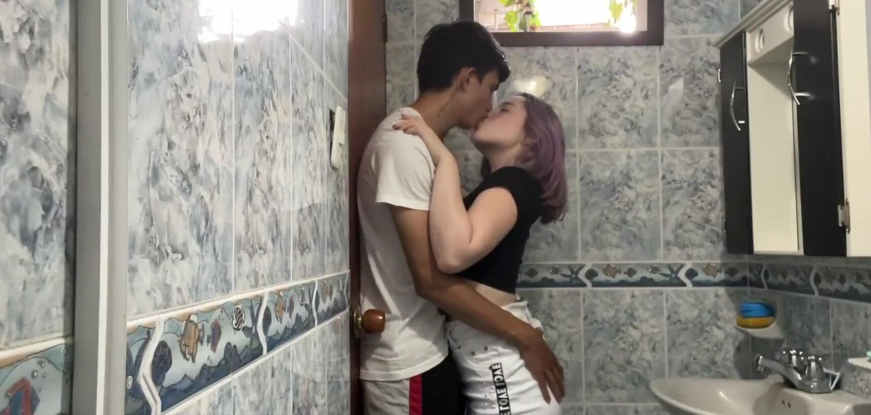 LE ENSEÑO A BESAR A MI HERMANASTRO PERO SE ME SALE DE LAS MANOS