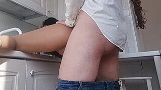 Mamma italiana sexy fa sesso appassionato con l'amico del figlio in cucina Big Boobs Porn Video